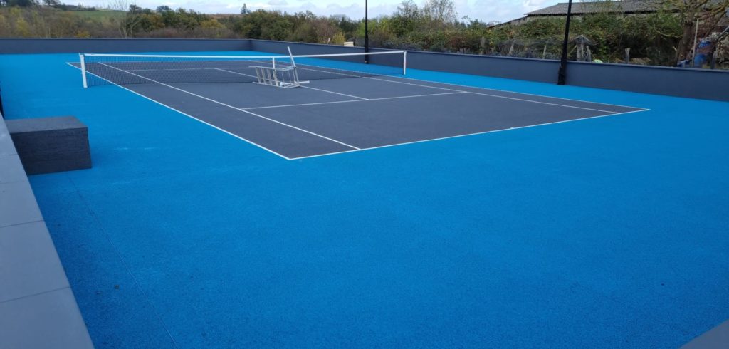 Construction d'un terrain de tennis en béton poreux à Cannes