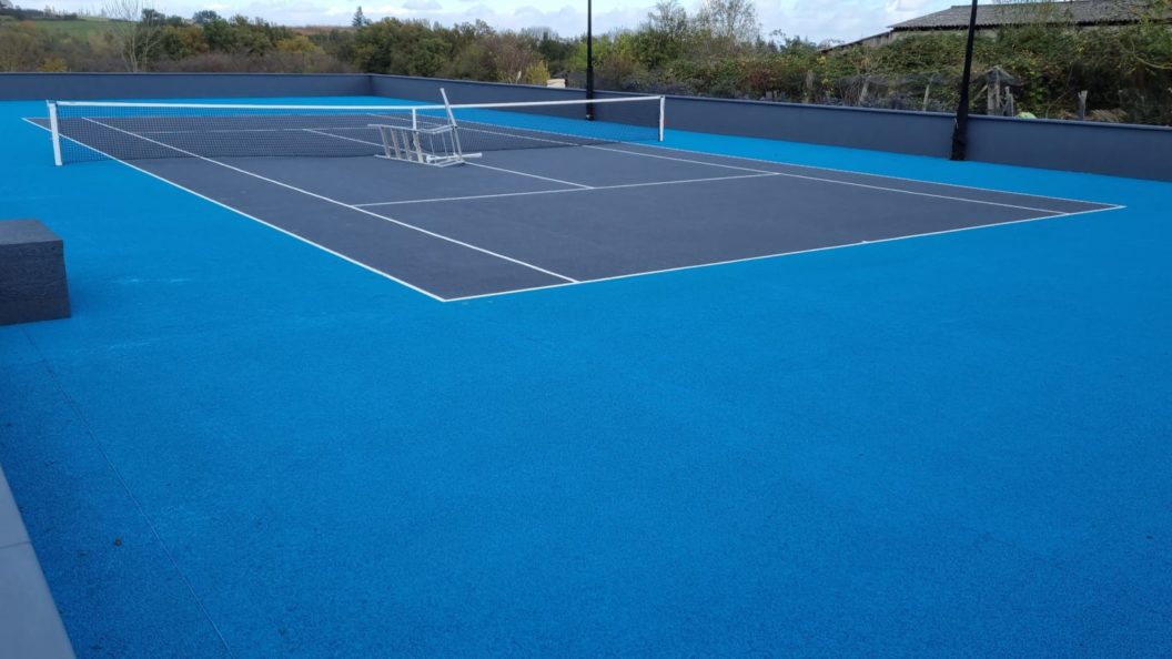 Construction d'un court de tennis en béton poreux à Saint-Raphaël