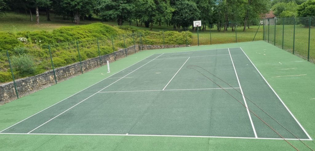 Construction d'un terrain de tennis en béton poreux à Cannes