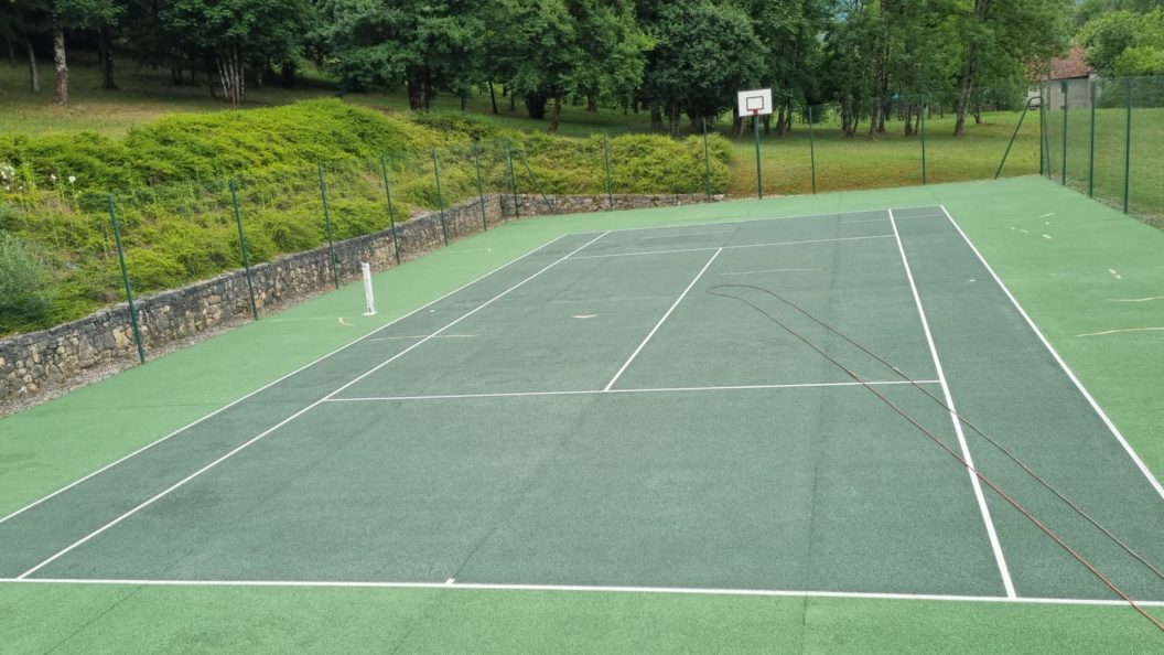 Construction d'un court de tennis en béton poreux à Saint-Raphaël