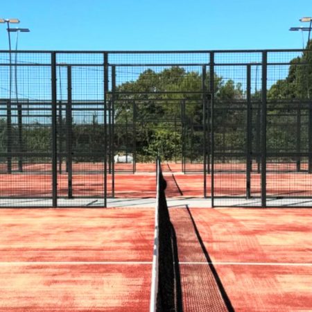 Comment concevoir un court adapté aux tournois dans la construction d’un court de tennis à Nice ?