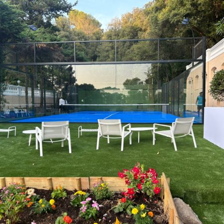 Comment les systèmes de sécurité impactent-ils la construction d’un court de tennis à Nice ?