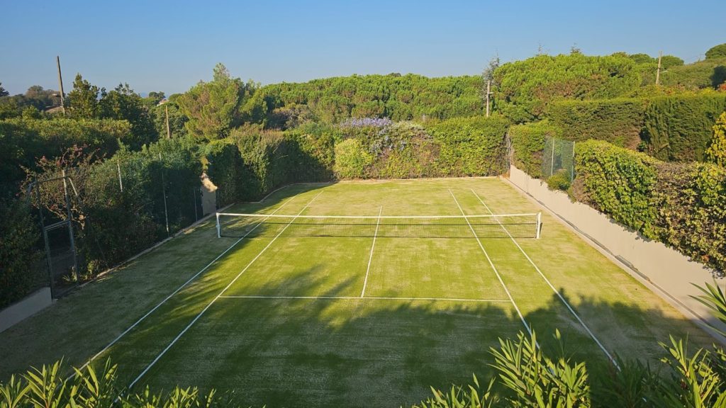 Construction d'un court de tennis en gazon synthétique à Cannes