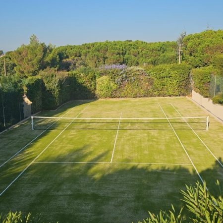 Comment le gazon synthétique améliore-t-il le confort de jeu dans la construction d’un court de tennis en gazon synthétique à Cannes ?