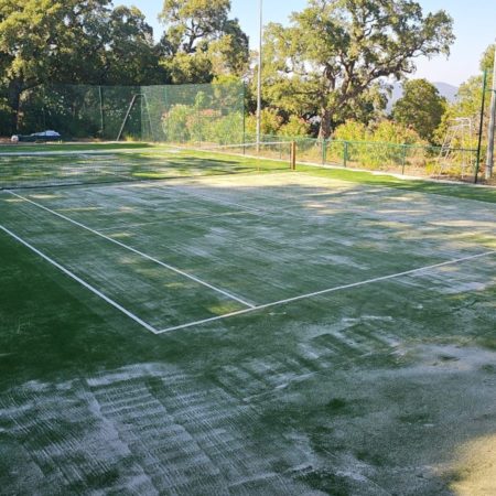 Pourquoi est-il important de choisir une installation professionnelle pour la Construction d’un court de tennis en gazon synthétique à Cannes ?