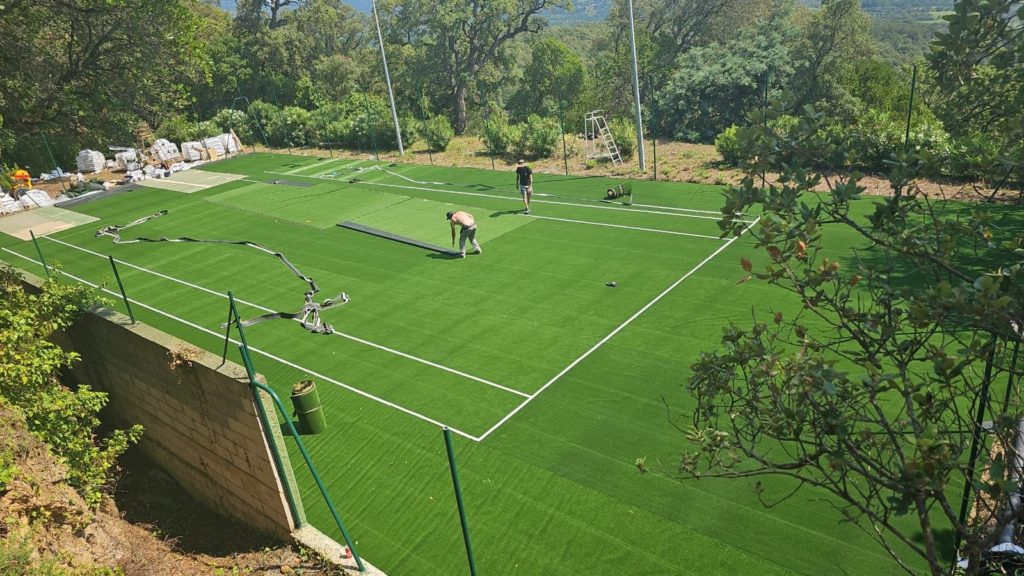 Construction d'un court de tennis en gazon synthétique à Cannes