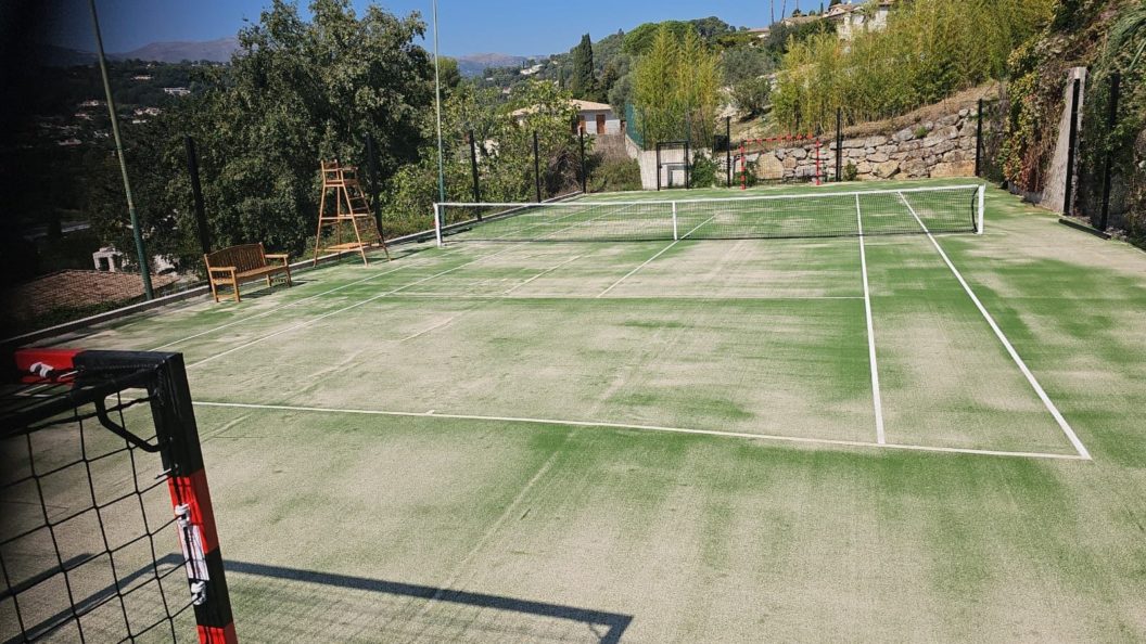 Construction d'un court de tennis en gazon synthétique à Cannes