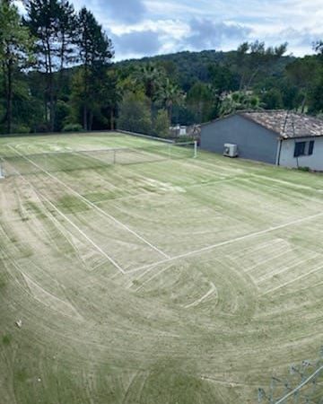 Comment le gazon synthétique est-il adapté aux terrains irréguliers dans la construction d’un court de tennis en gazon synthétique à Cannes ?