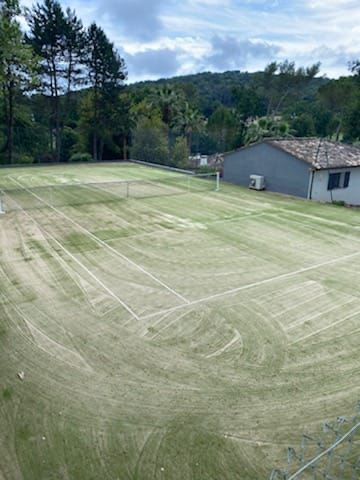 Construction d'un court de tennis en gazon synthétique à Cannes