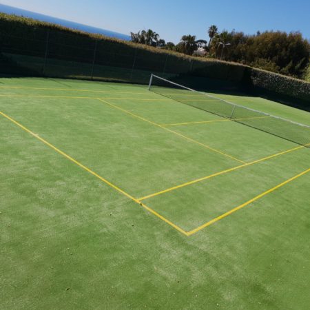 Pourquoi un entretien minimal est-il avantageux dans la Construction d’un court de tennis en gazon synthétique à Cannes ?