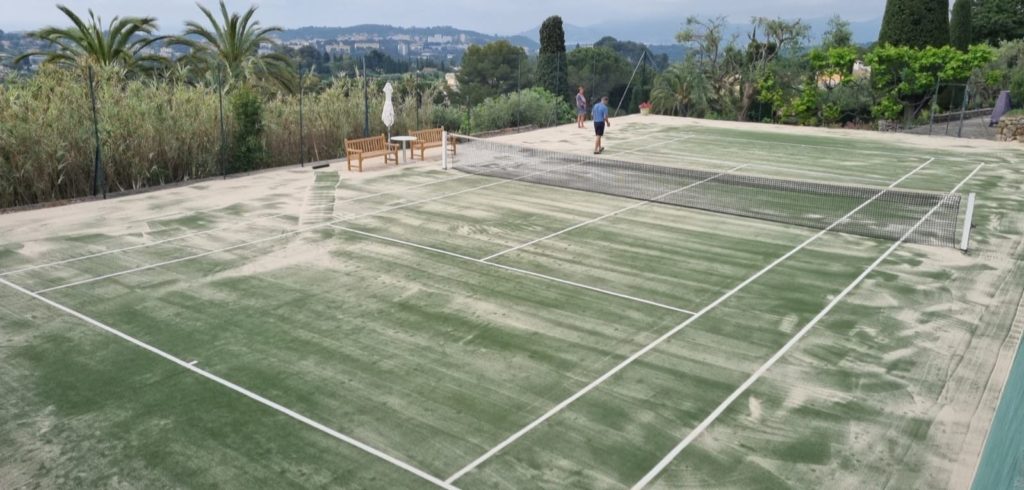 Construction d'un court de tennis en gazon synthétique à Cannes