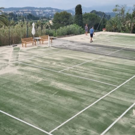 Comment la construction d’un court de tennis en gazon synthétique à Cannes peut-elle supporter un usage intensif ?