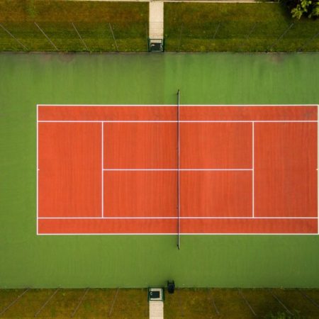 Comment planifier le budget pour la construction d’un terrain de tennis en gazon synthétique à Antibes ?