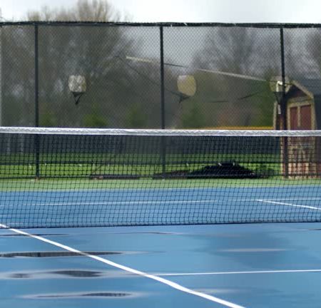 Pourquoi est-il important de bien ventiler la surface lors de la construction d’un court de tennis à Cannes ?