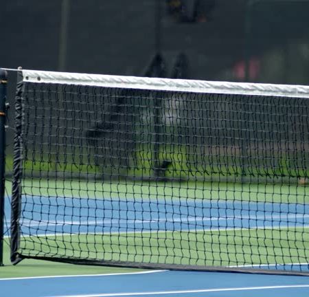 Pourquoi le respect des normes de sécurité est-il crucial dans la construction d’un court de tennis à Cannes ?