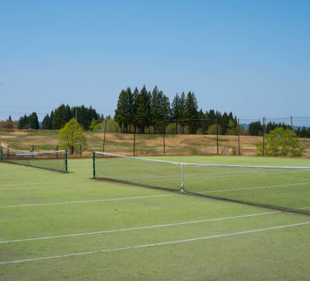 Comment la construction d’un terrain de tennis en gazon synthétique à Antibes réduit-elle les temps d’inactivité ?