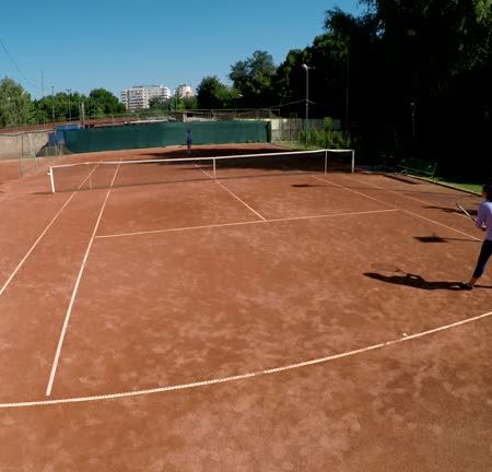 Pourquoi l’intégration de systèmes d’éclairage est-elle importante pour la construction d’un court de tennis à Saint-Raphaël ?