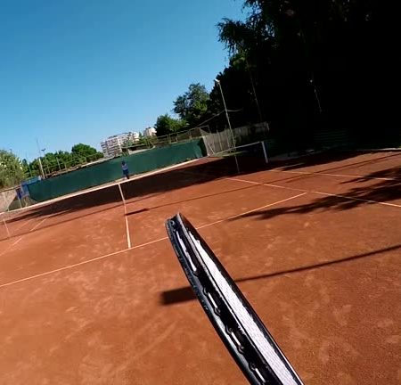 Comment le choix des équipements de sécurité impacte-t-il la construction d’un court de tennis à Saint-Raphaël ?