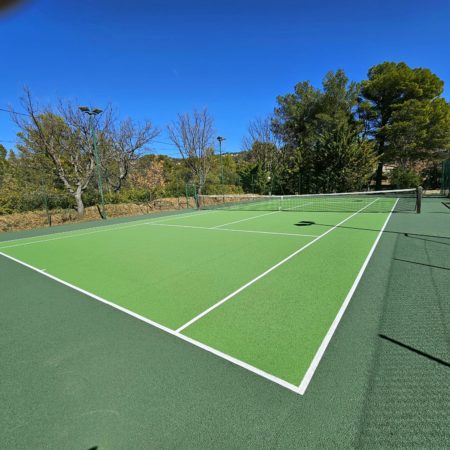 Construction d’un court de tennis en béton poreux à Mougins : Pourquoi choisir ce matériau ?