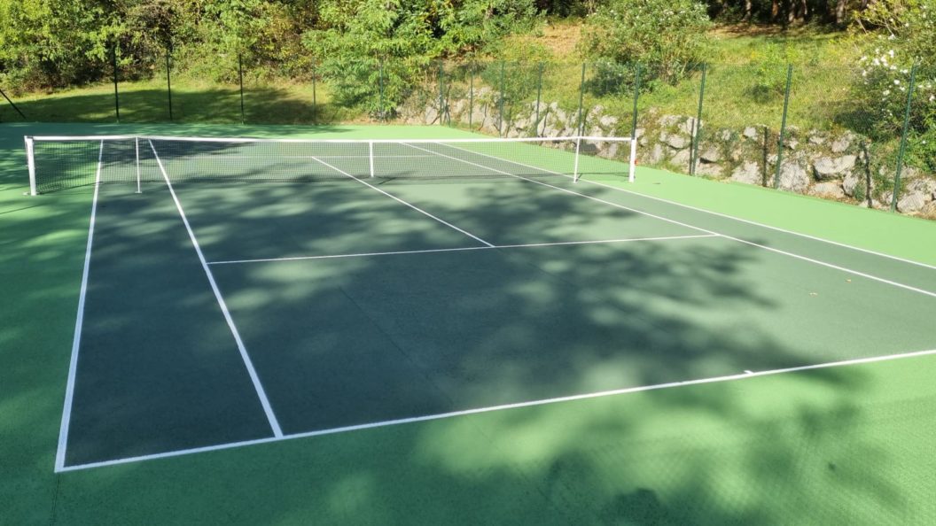 Construction d'un court de tennis en béton poreux à Mougins