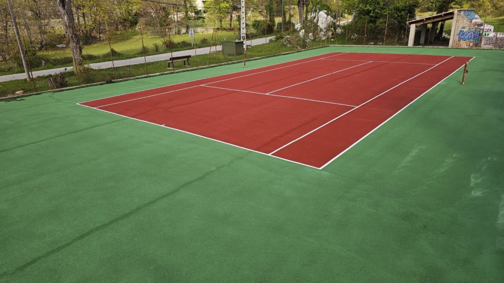 Construction d'un court de tennis en béton poreux à Mougins