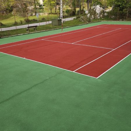 Construction d’un court de tennis en béton poreux à Mougins : un impact durable ?