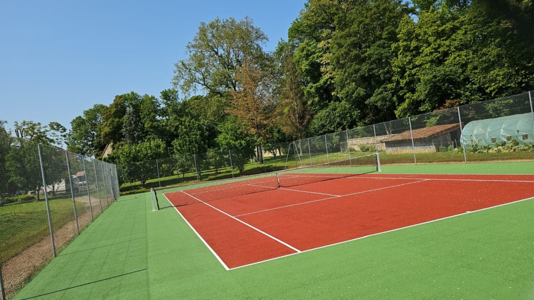 Construction d'un court de tennis en béton poreux à Mougins