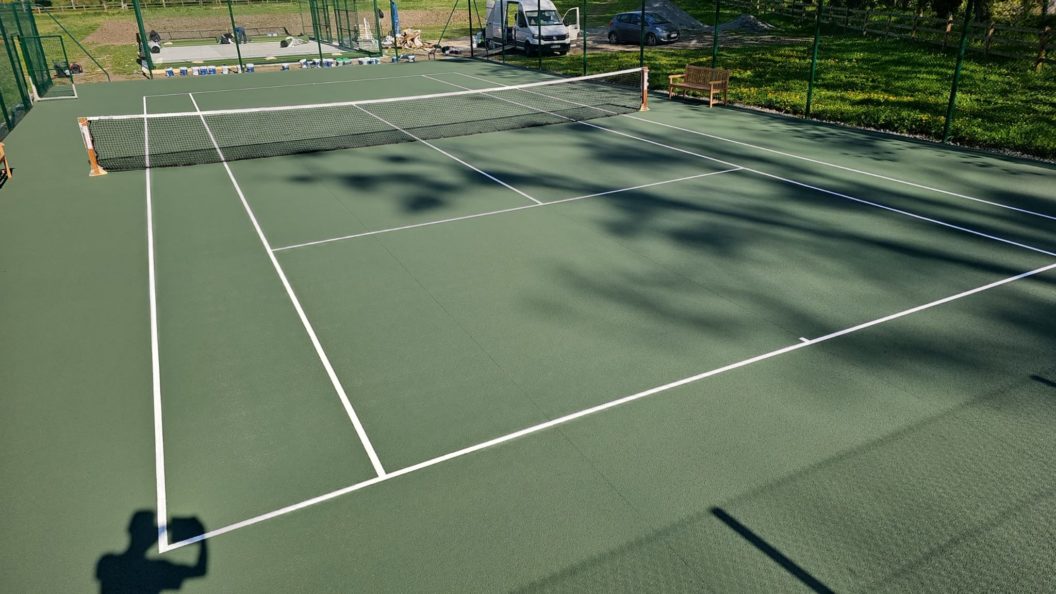 Construction d'un court de tennis en béton poreux à Mougins