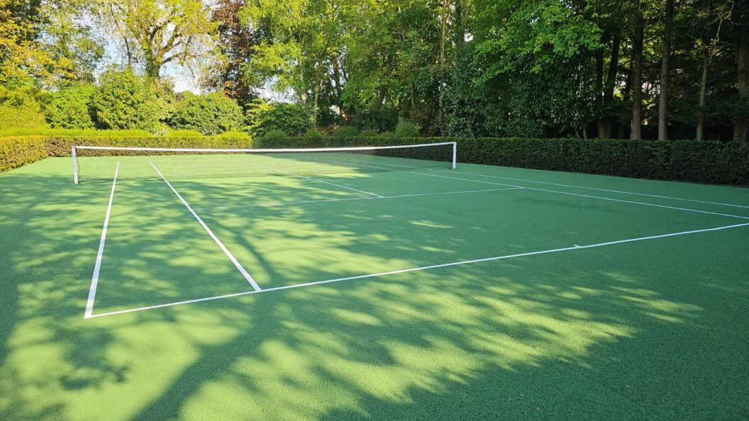 Construction d'un court de tennis en béton poreux à Mougins