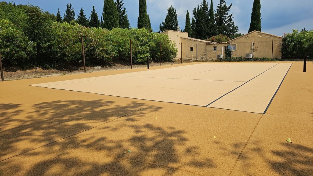 Construction d'un court de tennis en béton poreux à Mougins