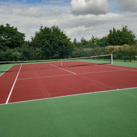 Comment la construction d’un court de tennis en béton poreux à Mougins favorise-t-elle une meilleure adhérence ?