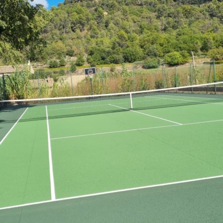 Pourquoi opter pour un revêtement perméable lors de la construction d’un court de tennis à Annecy ?