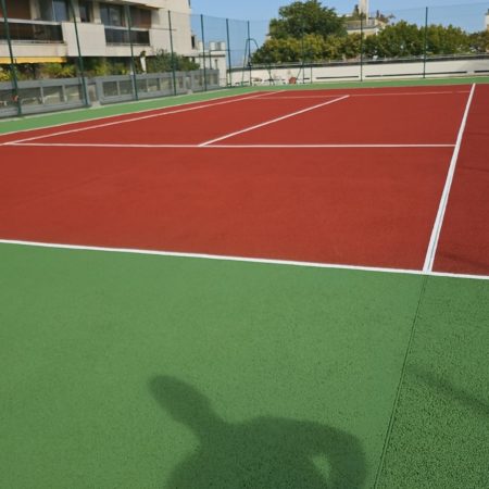 Pourquoi le choix des matériaux est-il crucial pour la construction d’un court de tennis en béton poreux à Nice ?