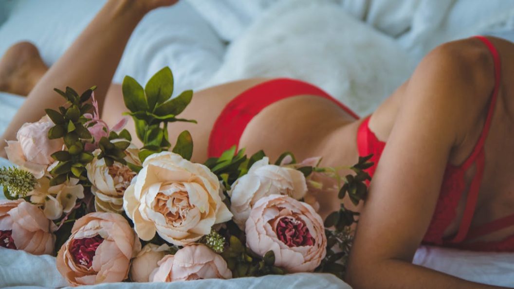 découvrez notre collection de lingerie élégante et sexy, conçue pour sublimer votre silhouette. offrez-vous le confort et le style que vous méritez avec des pièces variées allant des ensembles délicats aux corsets séduisants. trouvez la lingerie parfaite pour chaque occasion.