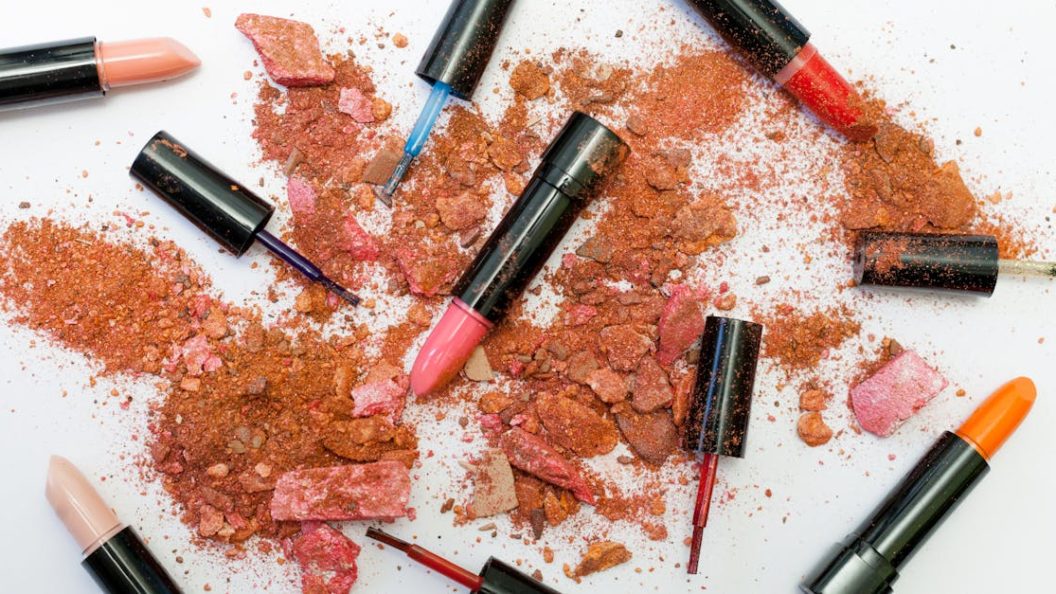 découvrez notre sélection de rouges à lèvres tendance, offrant une large gamme de nuances et de textures. que vous préfériez un fini mat, brillant ou satiné, trouvez le lipstick parfait pour sublimer vos lèvres et exprimer votre personnalité.