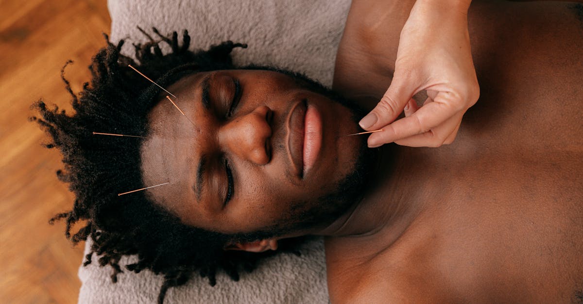 découvrez l'acupression, une technique millénaire issue de la médecine traditionnelle chinoise, qui stimule des points spécifiques du corps pour soulager le stress, améliorer la circulation et favoriser le bien-être général. apprenez comment cette pratique naturelle peut vous aider à retrouver l'équilibre et à améliorer votre santé au quotidien.