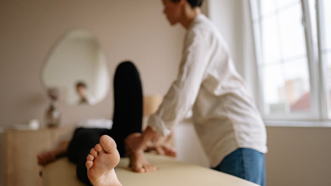 découvrez l'acupression, une méthode de relaxation et de bien-être basée sur la stimulation de points spécifiques du corps. apprenez comment cette approche traditionnelle peut soulager le stress, apaiser les douleurs et améliorer votre santé globale.