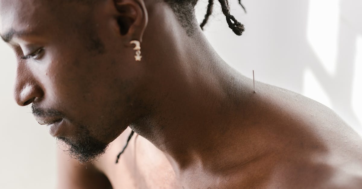 découvrez l'acupression, une technique de guérison ancienne qui utilise la pression des doigts sur des points spécifiques du corps pour soulager la douleur, réduire le stress et améliorer le bien-être général. apprenez comment cette méthode naturelle peut transformer votre santé.