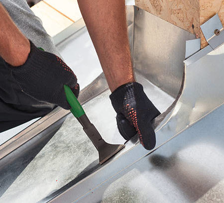 Comment choisir un zingueur à Saint-Priest pour la pose de gouttières en zinc ou en aluminium ?