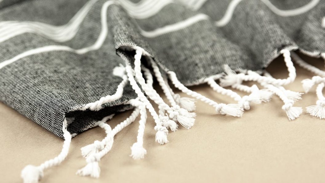 découvrez nos foutas, ces serviettes légères et polyvalentes, idéales pour la plage ou la salle de bain. fabriquées en coton premium, elles allient style et confort. parfaites pour vos journées ensoleillées ou vos moments de détente à la maison.