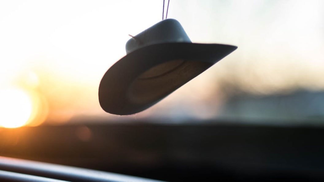 découvrez notre sélection de chapeaux tendance, alliant style et confort. que vous cherchiez un élégant fedora, un bob décontracté ou une casquette sportive, trouvez le couvre-chef parfait pour chaque occasion. ajoutez une touche unique à votre look avec nos modèles de qualité.