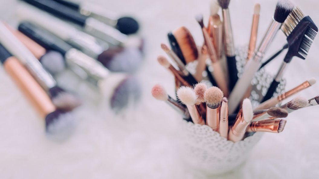 découvrez notre organisateur de maquillage, la solution parfaite pour garder vos produits de beauté bien rangés et facilement accessibles. avec un design élégant et pratique, il s'adapte à toutes vos routines de maquillage tout en ajoutant une touche de sophistication à votre espace.