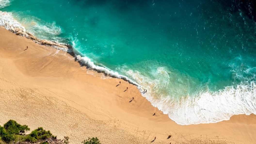 découvrez bali, l’île indonésienne aux paysages à couper le souffle, réputée pour ses plages paradisiaques, ses rizières en terrasses, sa culture vibrante et ses temples ancestraux. voyagez à bali et vivez une expérience inoubliable entre nature, détente et spiritualité.