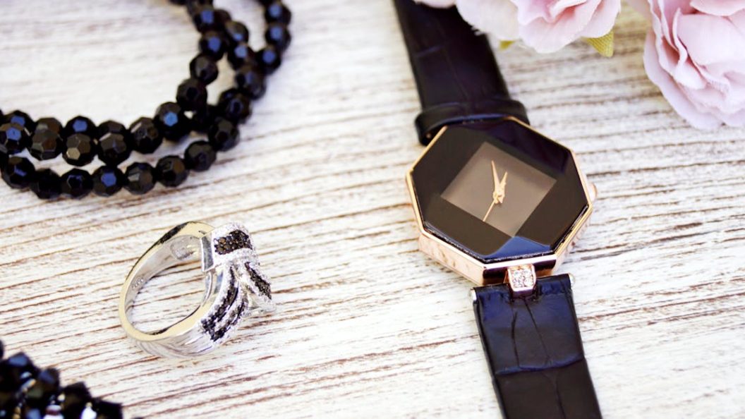 découvrez notre sélection d'accessoires tendance pour compléter votre style et apporter la touche finale à toutes vos tenues. qualité, diversité et élégance au rendez-vous.