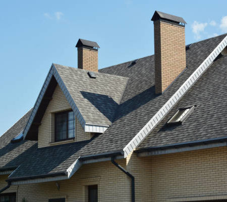 Un couvreur à Amiens intervient-il sur les toitures en tuiles ?