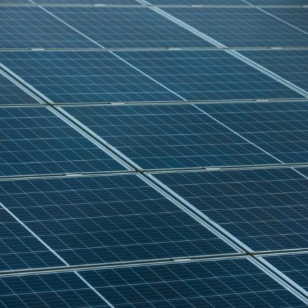 Pourquoi la pluie ne remplace-t-elle pas le Nettoyage de panneaux solaires à Genève ?