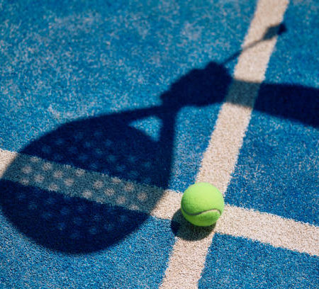 Comment un constructeur court de padel optimise-t-il le drainage pour éviter les flaques d&rsquo;eau ?