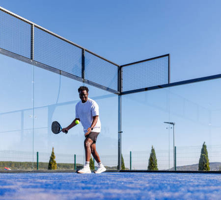 Quelle pente faut-il prévoir pour l’évacuation de l’eau lorsqu’on souhaite faire construire un terrain de padel en extérieur ?