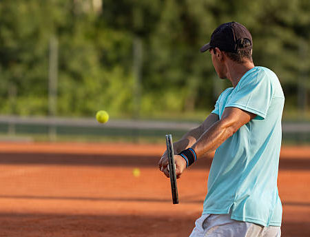 Comment préparer le sol pour une construction court de tennis en terre battue à Saint-Raphaël ?